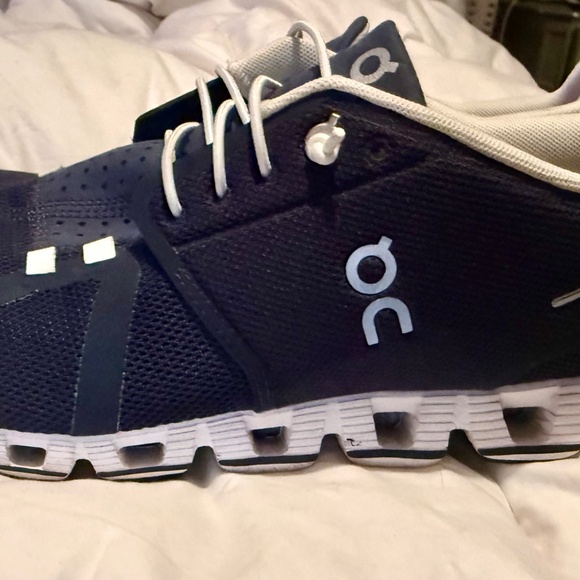 On CloudSneakers Size M10 - Picture 2 of 8